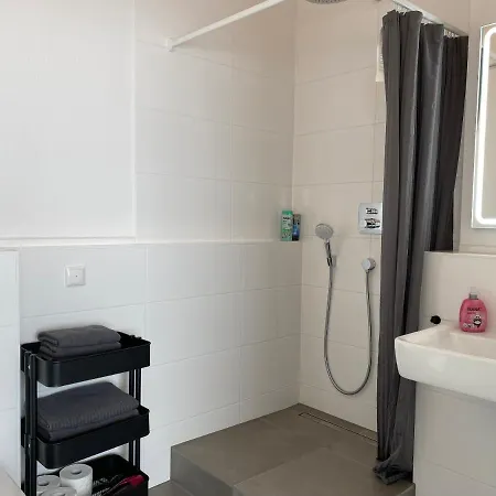Apartment 2-zimmer-appartment In Top-city-lage Mit Parken Und Klimaanlage *